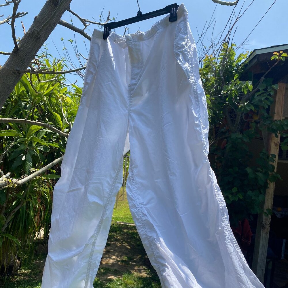 ARITZIA // WHITE PARACHUTE PANTS // SIZE XL